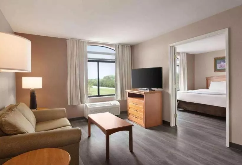 هتل Wingate By Wyndham Bentonville