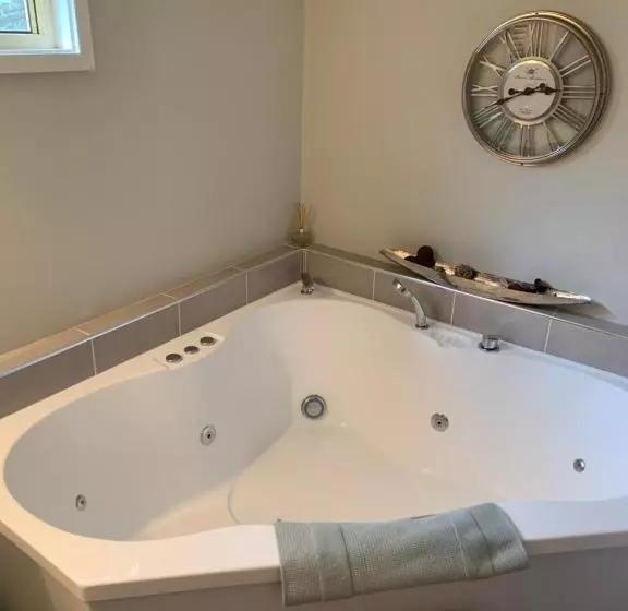 Churchill S B&b Twin Spa Getaway Studio