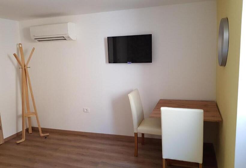 پانسیون Piraneska