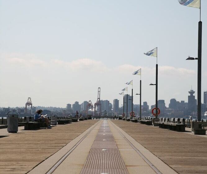 Pinnacle Hotel At The Pier