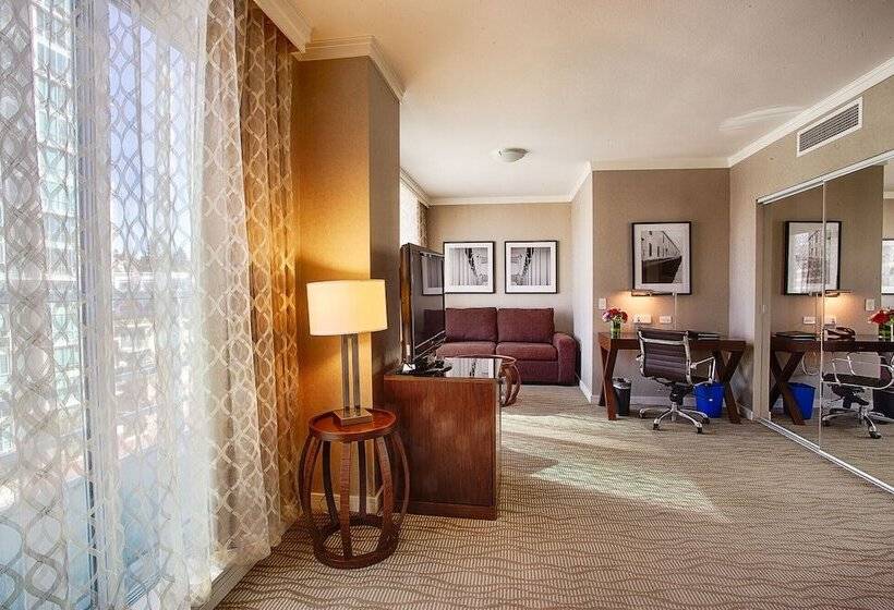 Pinnacle Hotel At The Pier