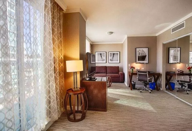 Pinnacle Hotel At The Pier