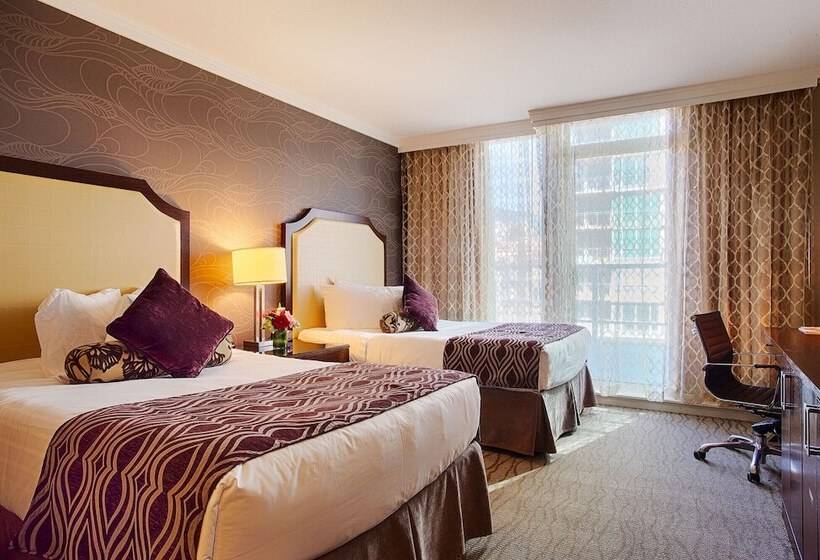 Pinnacle Hotel At The Pier