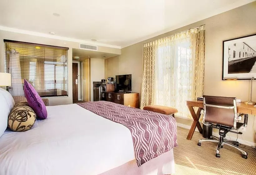 Pinnacle Hotel At The Pier