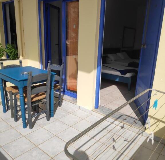 Leonidas Studios & Apartments