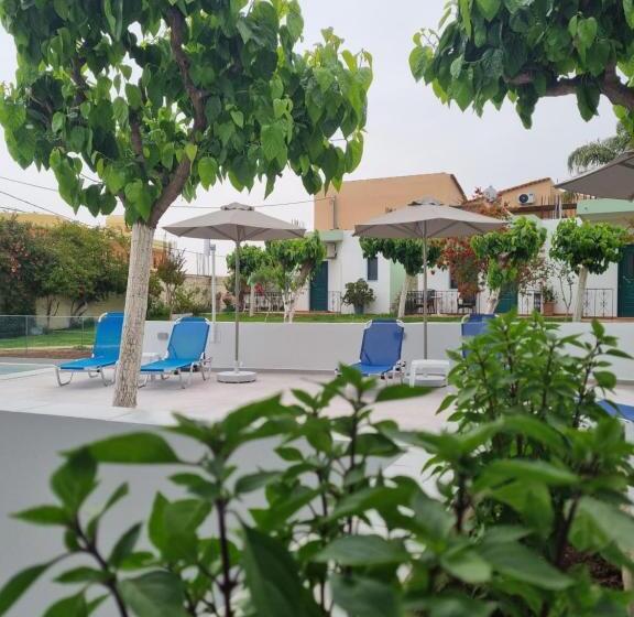 Leonidas Studios & Apartments