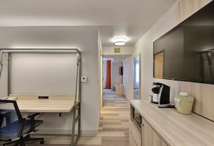 Holiday Inn Express Hotel & Suites Milwaukee Airport, An Ihg