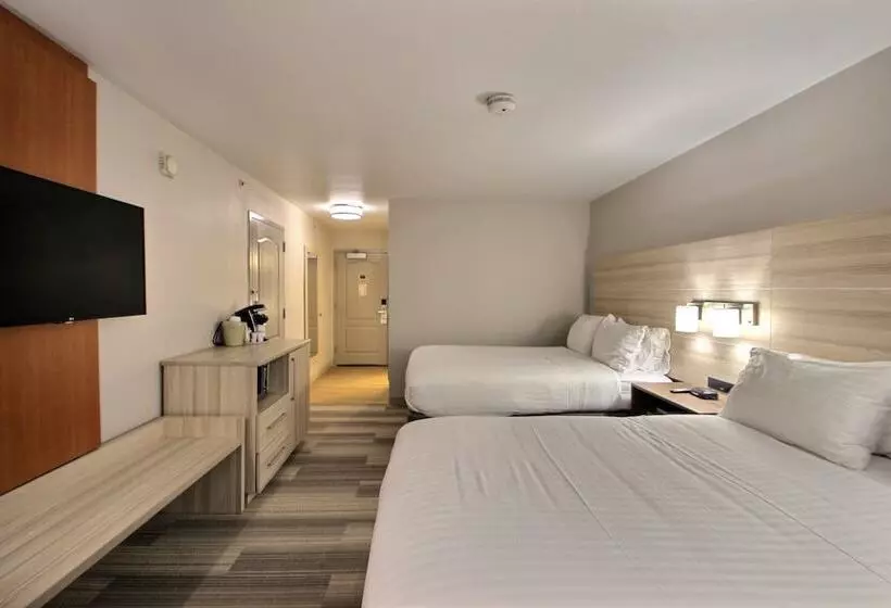 Holiday Inn Express Hotel & Suites Milwaukee Airport, An Ihg