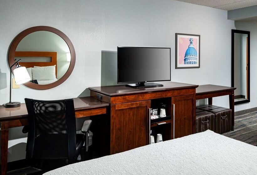 Hampton Inn & Suites St. Louis At Forest Park