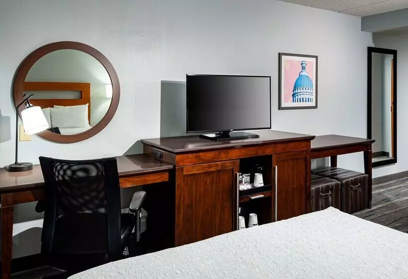 Hampton Inn & Suites St. Louis At Forest Park