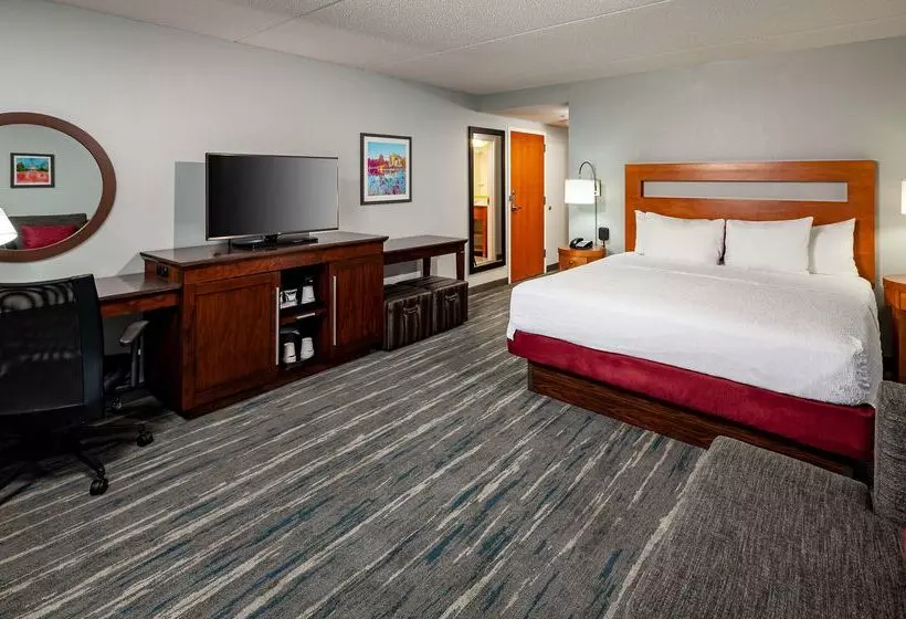 Hampton Inn & Suites St. Louis At Forest Park