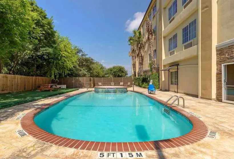 هتل Comfort Inn & Suites Near Six Flags & Medical Center