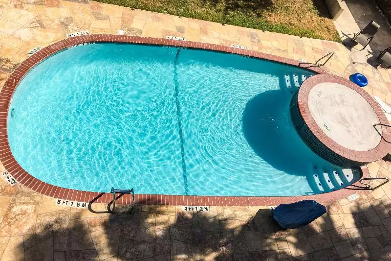 هتل Comfort Inn & Suites Near Six Flags & Medical Center