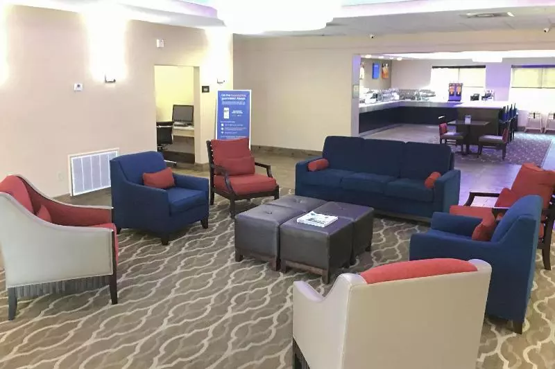 هتل Comfort Inn & Suites Near Six Flags & Medical Center