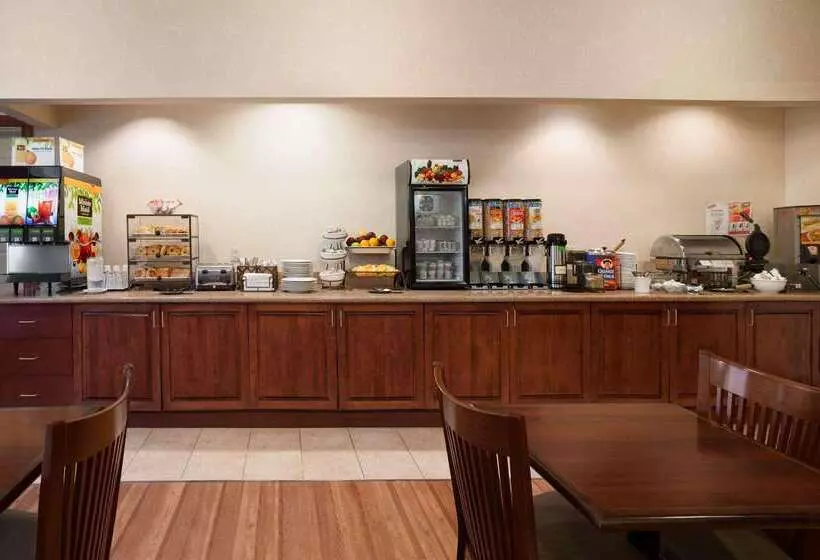 هتل Country Inn & Suites By Radisson, Manchester Airport, Nh