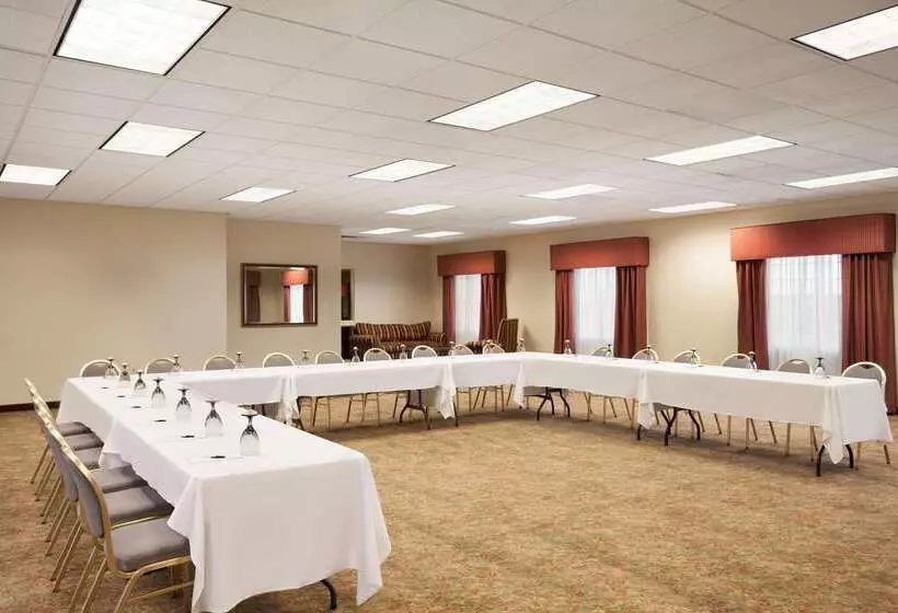 هتل Country Inn & Suites By Radisson, Manchester Airport, Nh