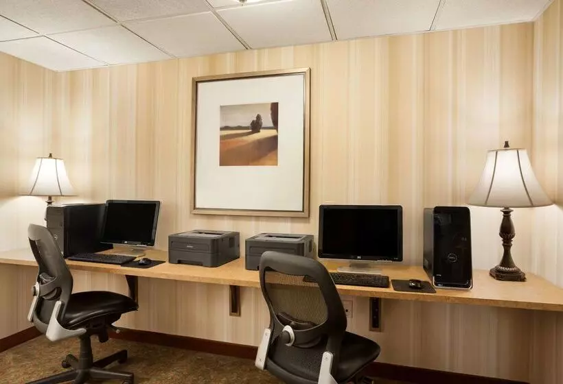 هتل Country Inn & Suites By Radisson, Manchester Airport, Nh