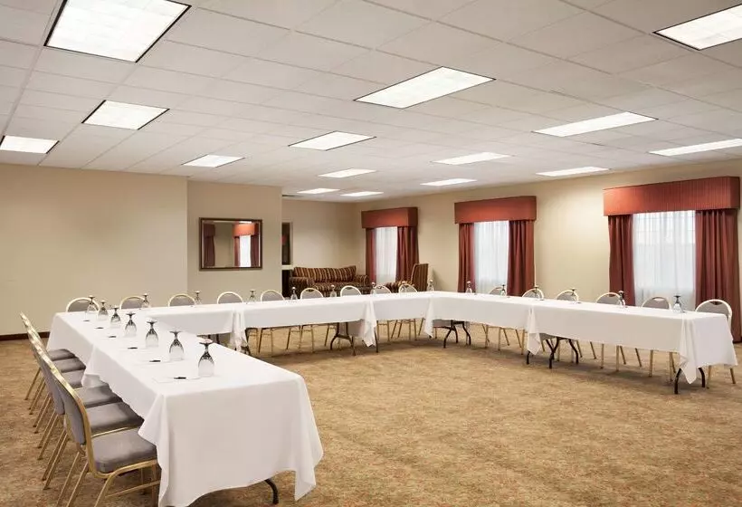 هتل Country Inn & Suites By Radisson, Manchester Airport, Nh