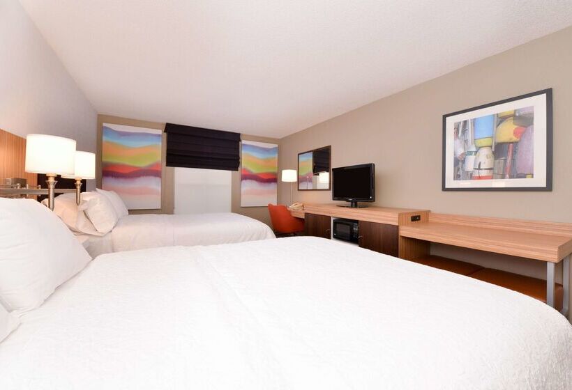 בית מלון כפרי Hampton Inn & Suites Plymouth