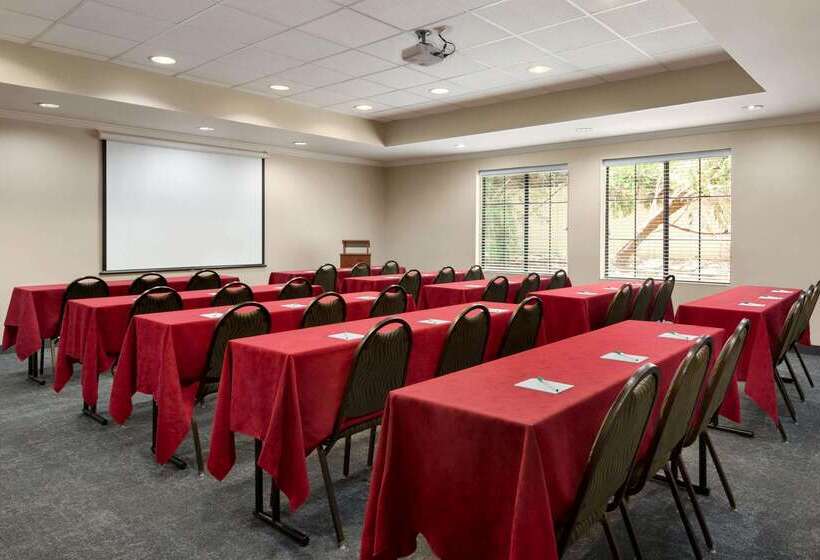 בית מלון כפרי La Quinta By Wyndham Dublin