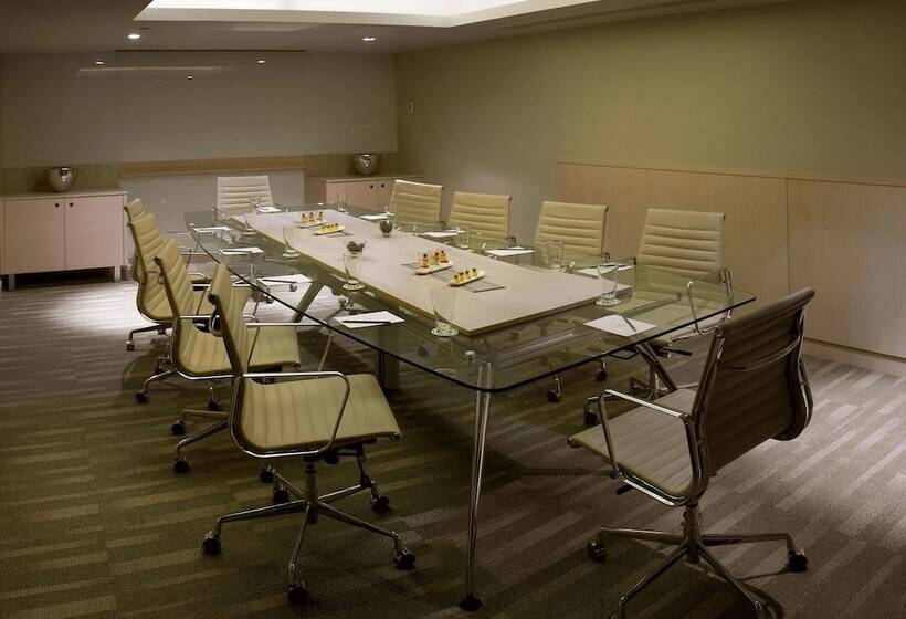 Отель Pullman Chennai Anna Salai