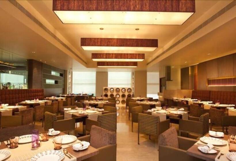 Отель Pullman Chennai Anna Salai