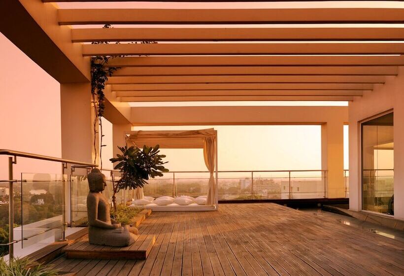 Отель Pullman Chennai Anna Salai