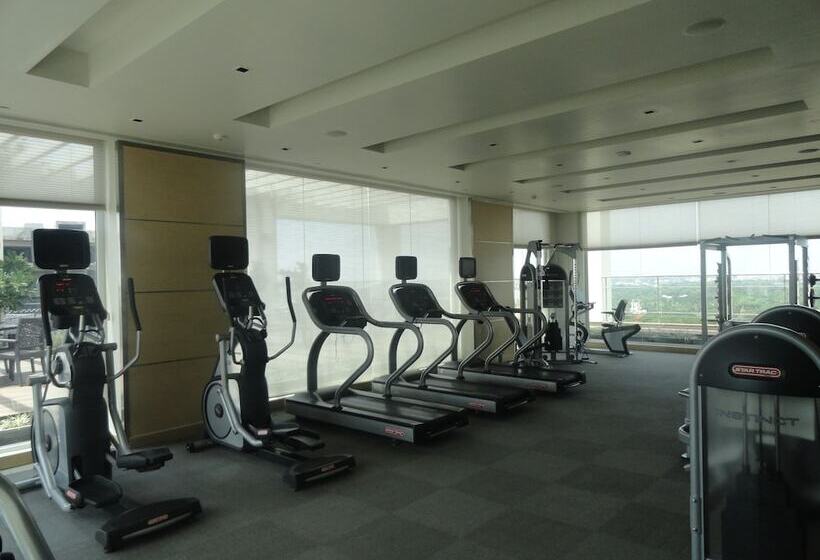 Отель Pullman Chennai Anna Salai