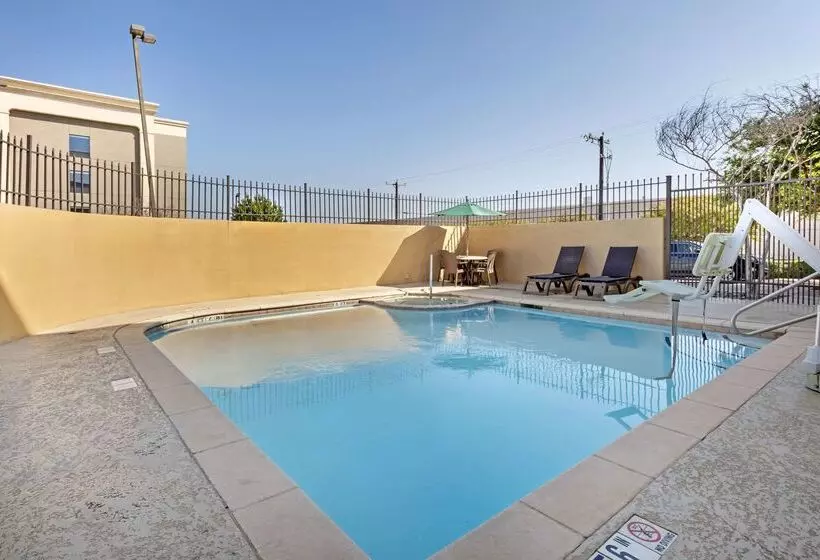 Отель Comfort Suites West Dallas  Cockrell Hill