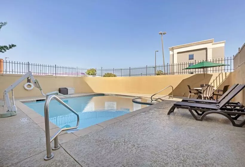 Отель Comfort Suites West Dallas  Cockrell Hill