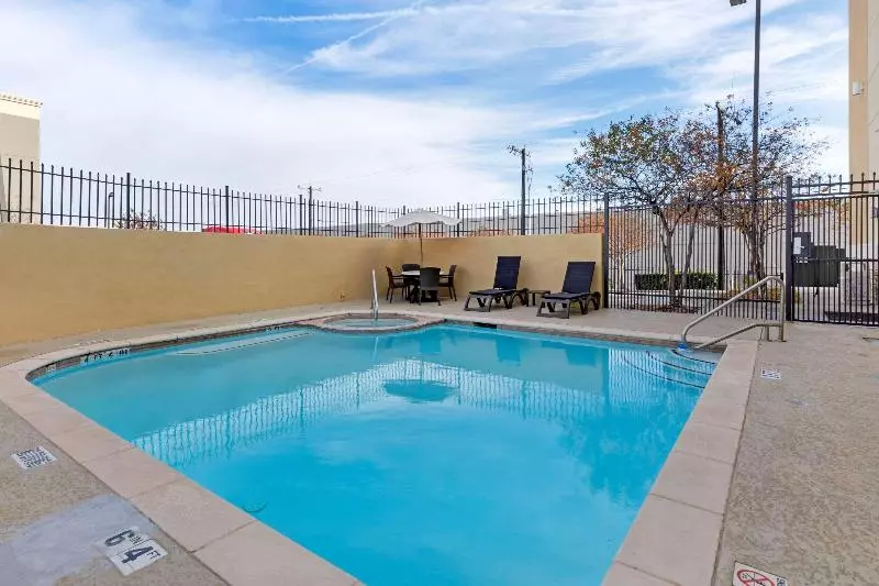 Отель Comfort Suites West Dallas  Cockrell Hill