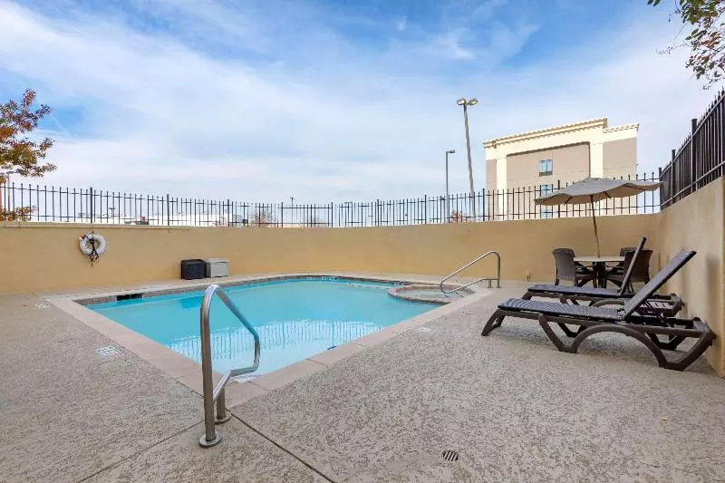 Отель Comfort Suites West Dallas  Cockrell Hill