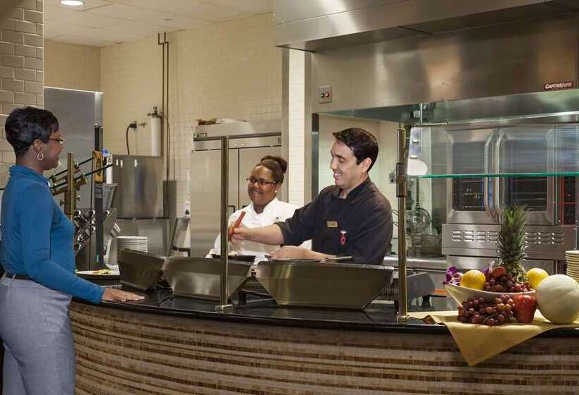 فندق Embassy Suites By Hilton Savannah Airport