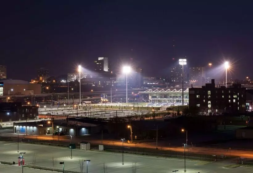 Отель Hampton Inn & Suites Omaha Downtown