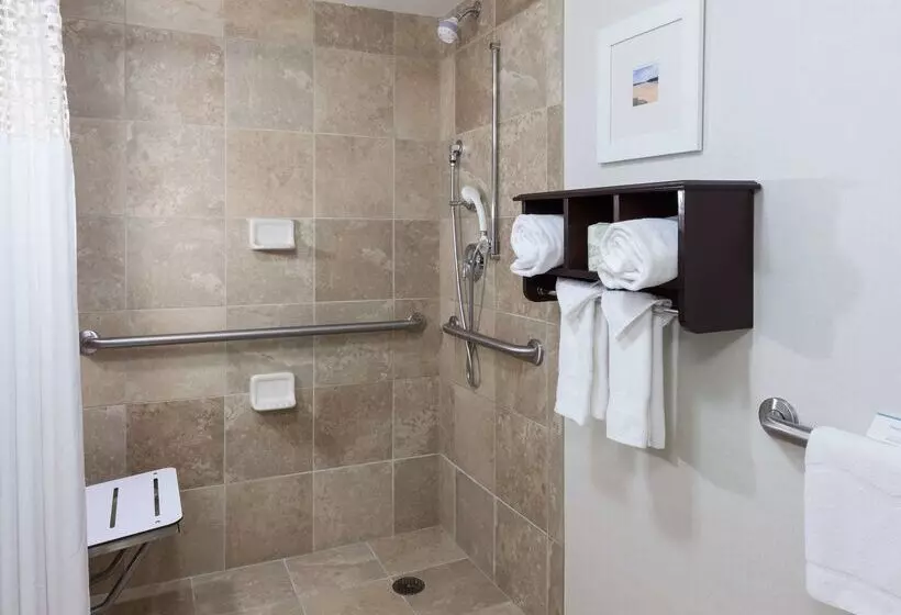 Отель Hampton Inn & Suites Omaha Downtown