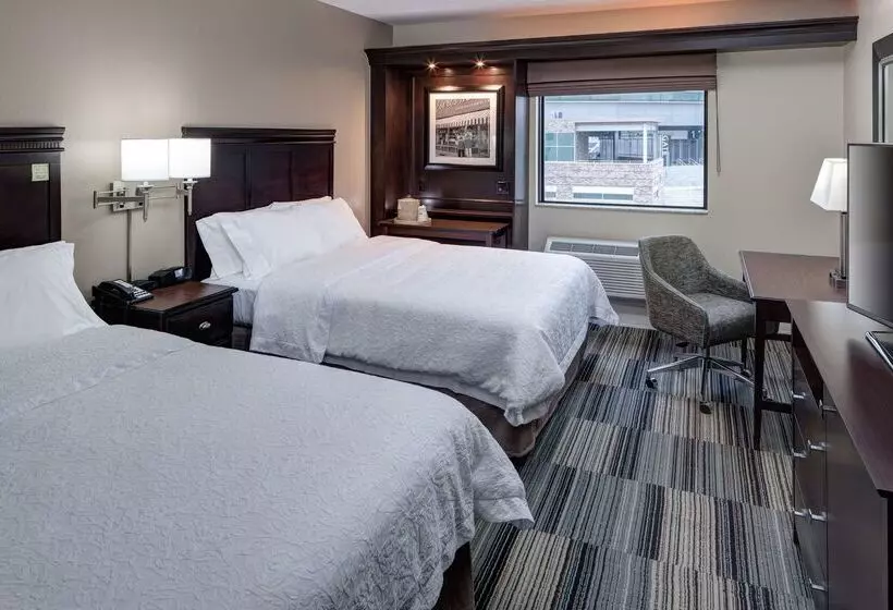 Отель Hampton Inn & Suites Omaha Downtown