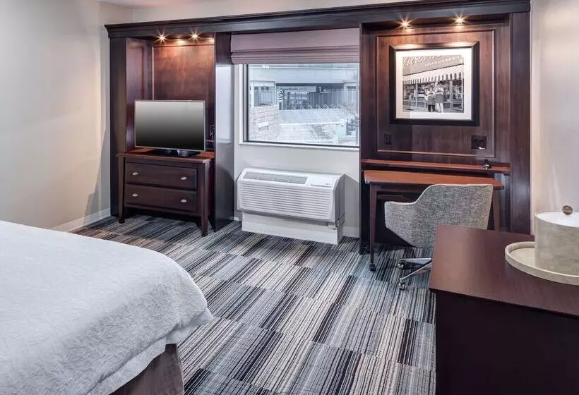 Отель Hampton Inn & Suites Omaha Downtown