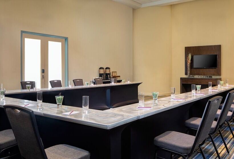 בית מלון כפרי Aloft Dallas Downtown