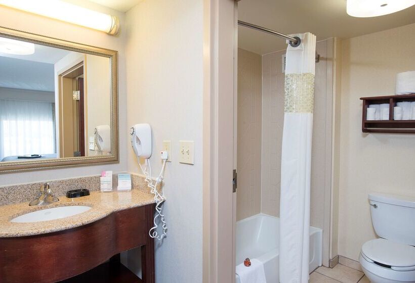 Отель Hampton Inn & Suites Cincinnati Union Center