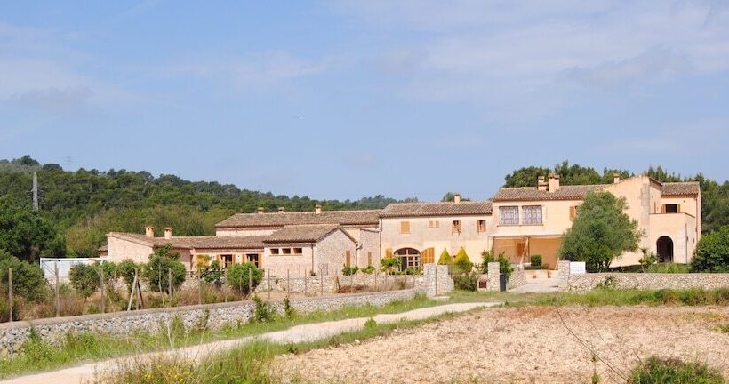 فندق ريفى Rural Es Riquers
