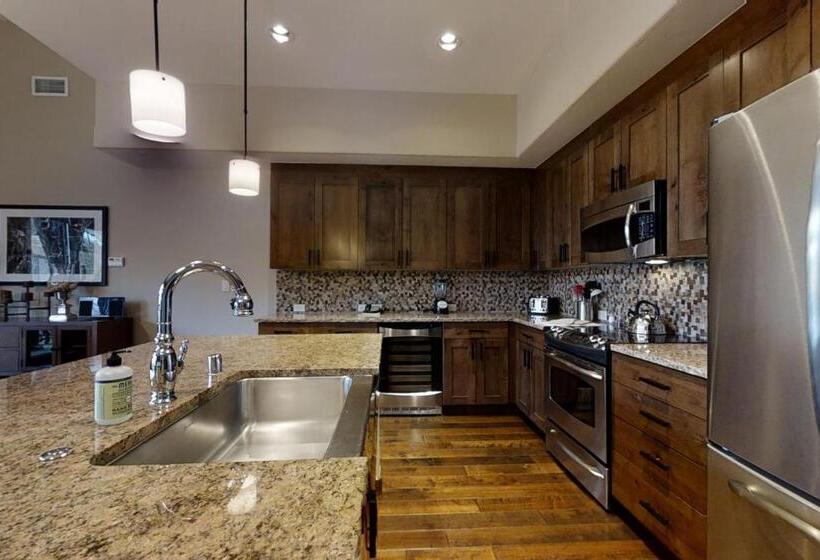 فندق Trailhead Lodge 4100