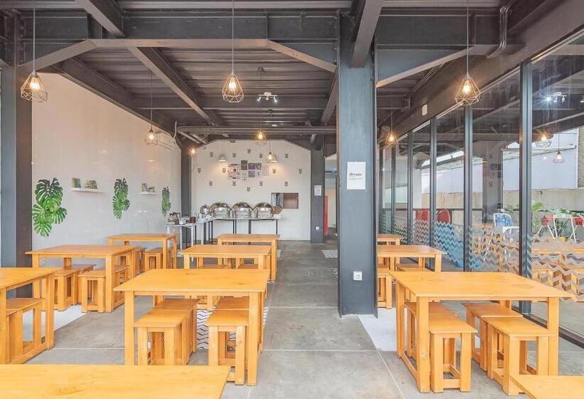 Reddoorz Premium @ Hotel Hebat