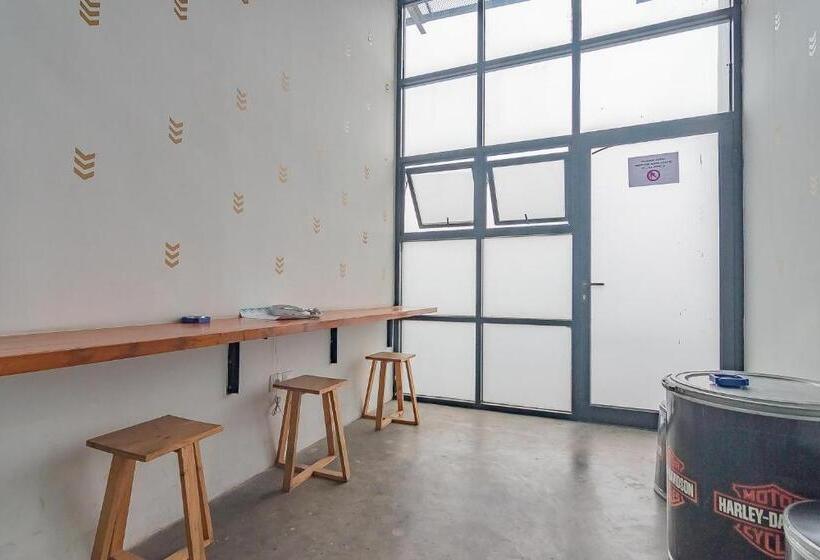 Reddoorz Premium @ Hotel Hebat