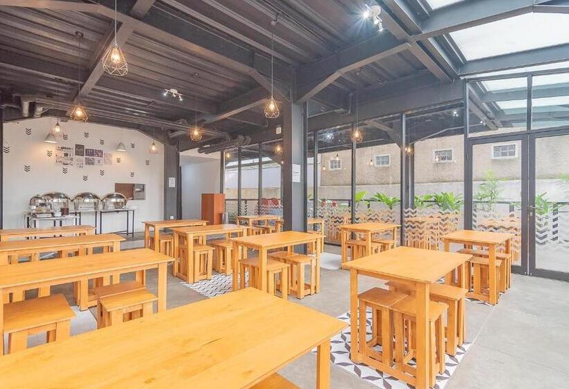 Reddoorz Premium @ Hotel Hebat