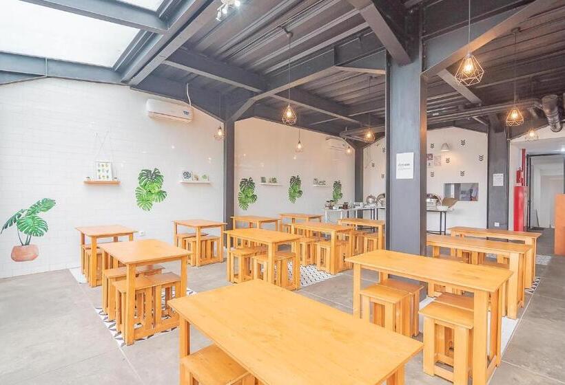 Reddoorz Premium @ Hotel Hebat