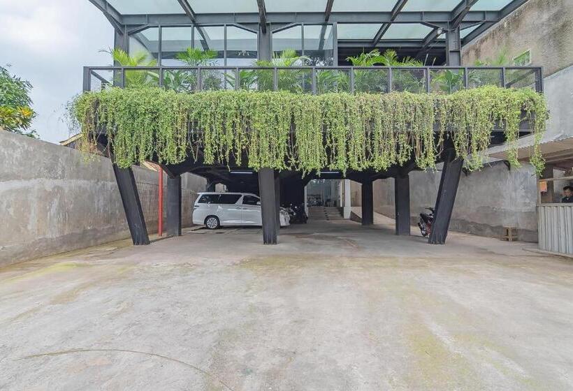 Reddoorz Premium @ Hotel Hebat