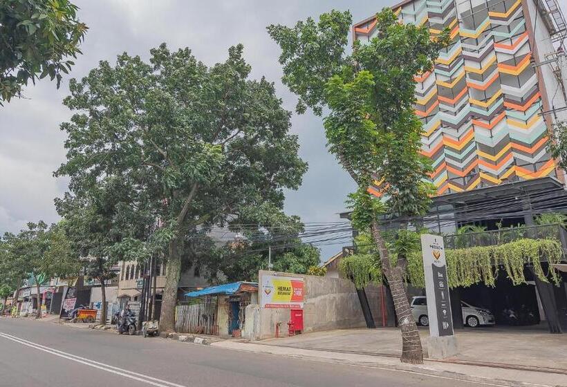 Reddoorz Premium @ Hotel Hebat