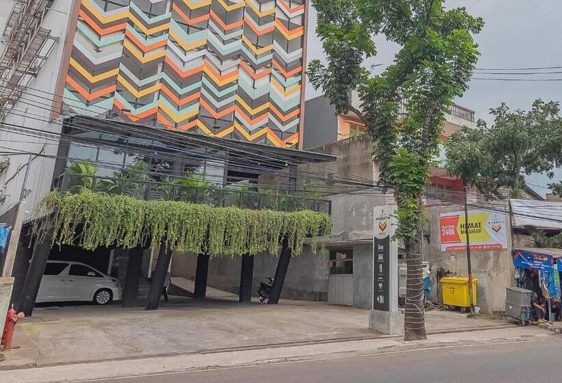 Reddoorz Premium @ Hotel Hebat