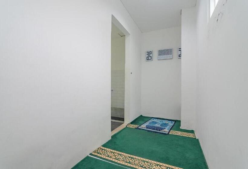 Reddoorz Premium @ Hotel Hebat