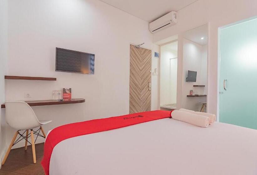 Reddoorz Premium @ Hotel Hebat